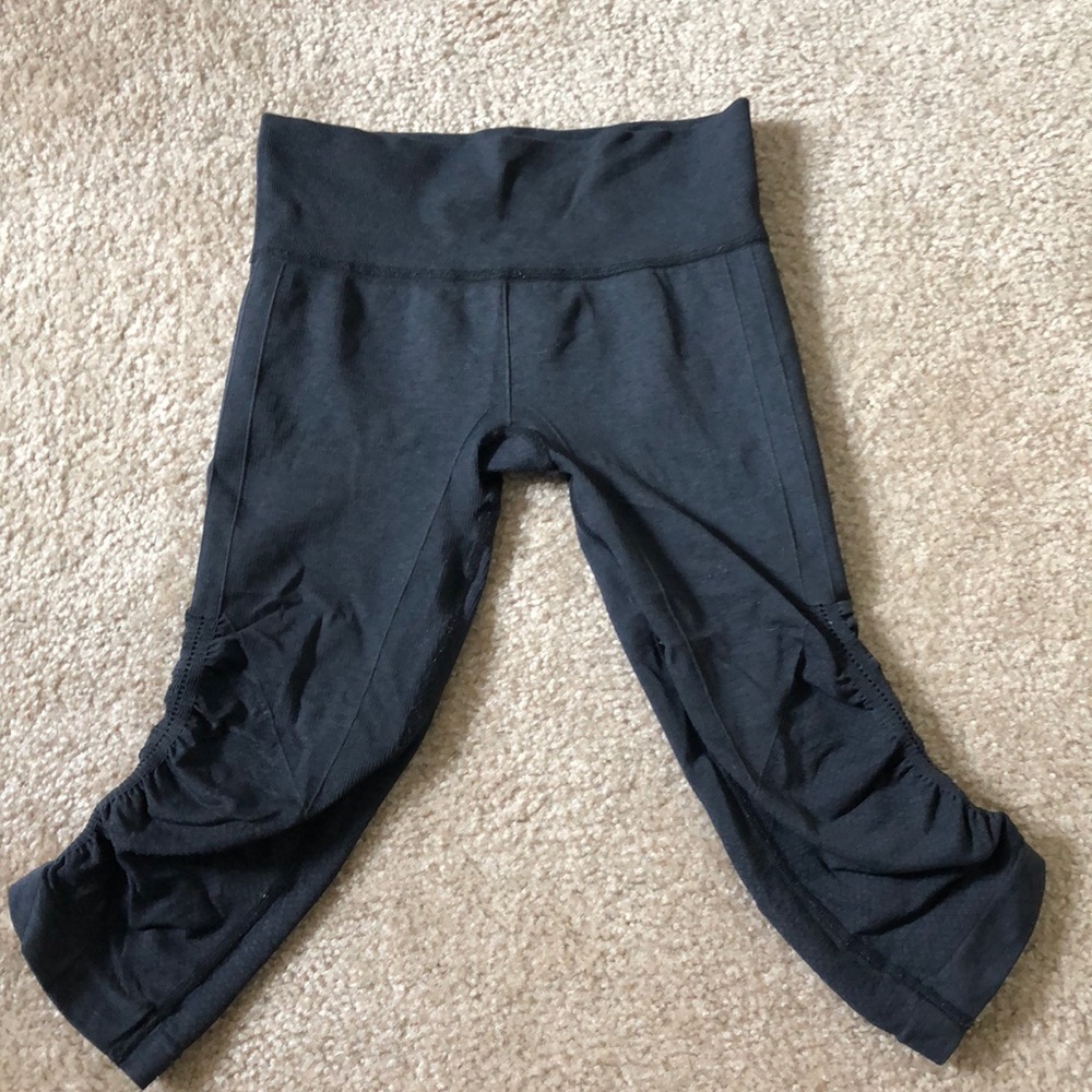 LuluLemon in the flow crops Size 6